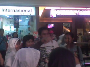Temenmu mau salaman aja susah Dik 